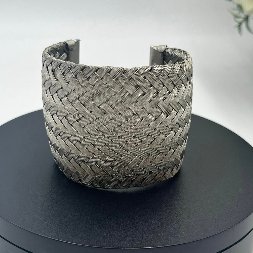 Sarah‎ Cavender Metalworks Wide Interwoven Silver Tone Metal Cuff
Bracelet
